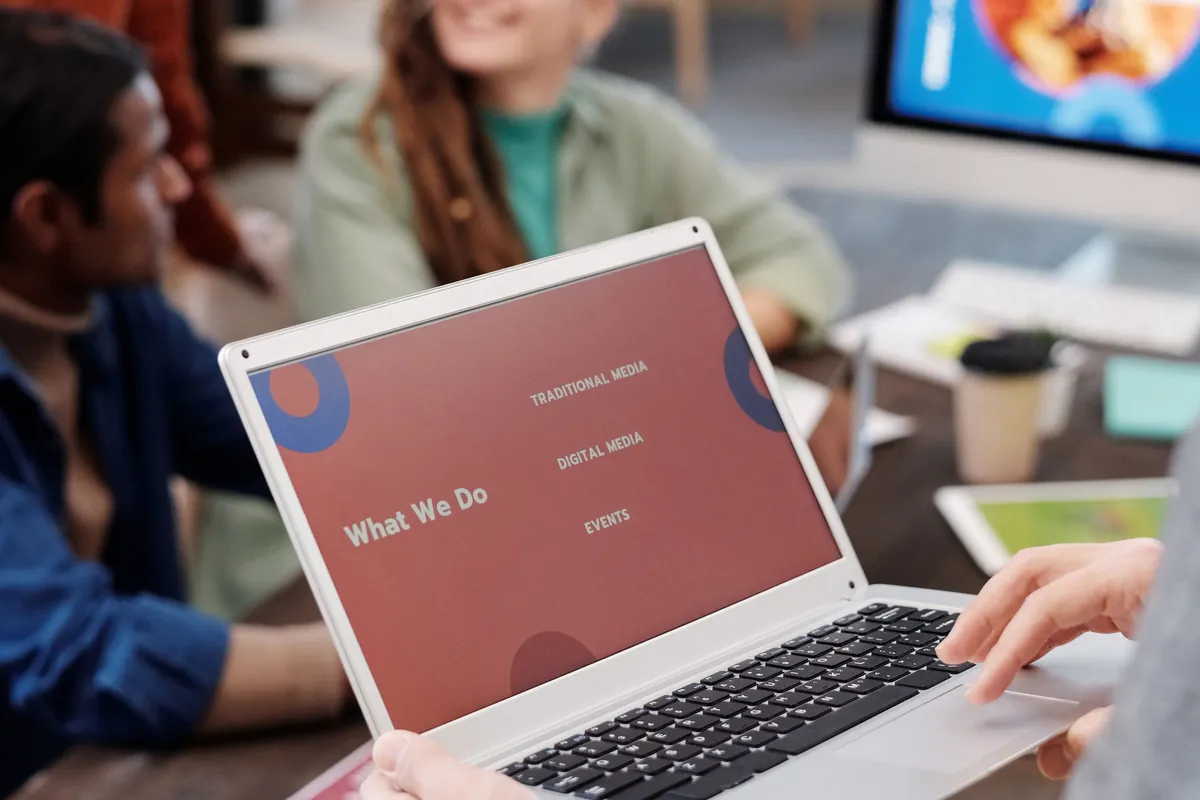 Freelance, agencia o plataforma: a quién encargarle tu web y qué preguntarle